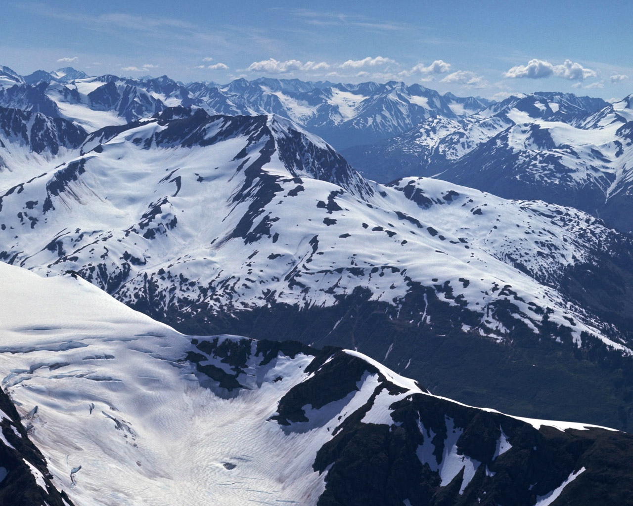 漫天飞舞 > || 更新时间:2018-08-19 颜色分 银色 关键词:  雪景 雪山