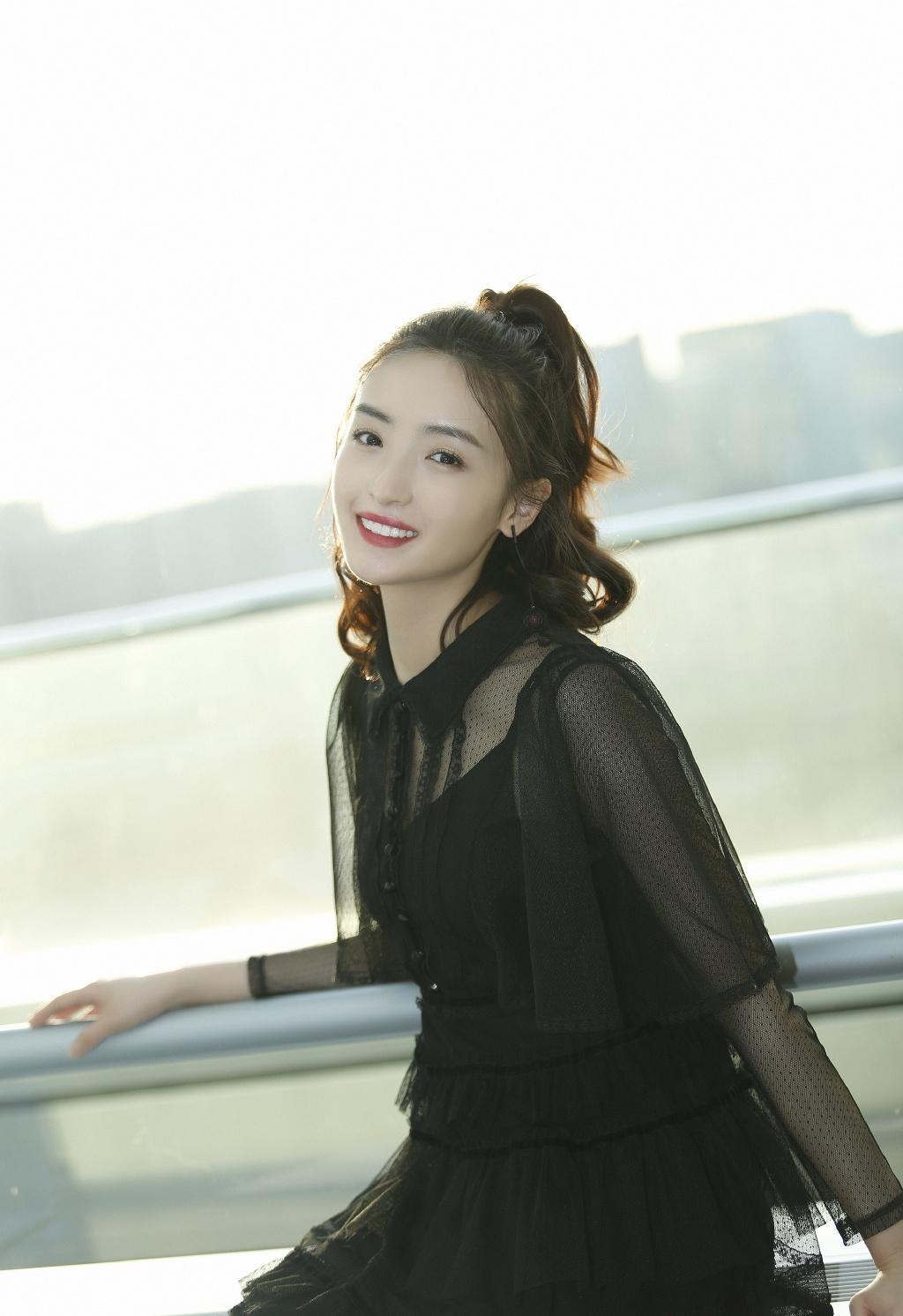 甜美校花孙嘉琪时尚性感写真