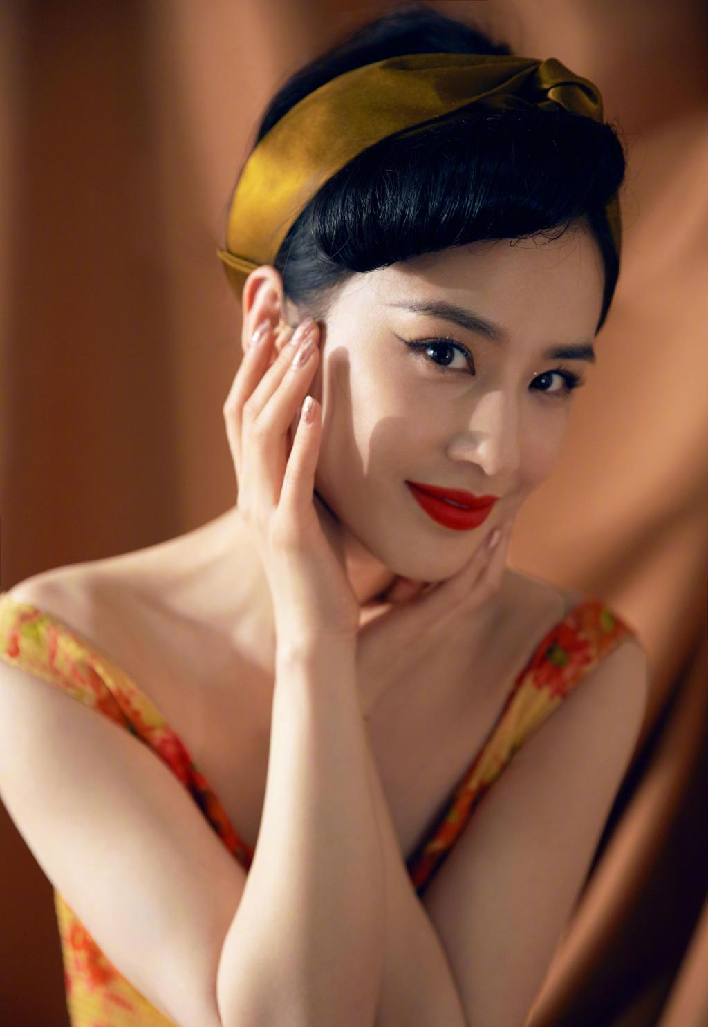 周二复古风美女黄圣依摩登时代写真