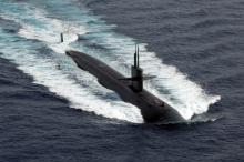 浮出水面的潜艇