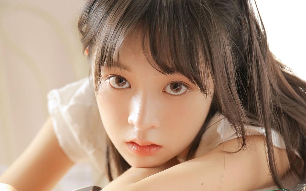 小巧玲珑的美女