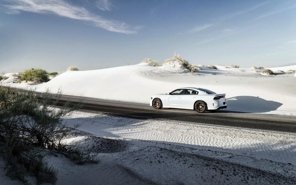 新款时尚的白色道奇汽车