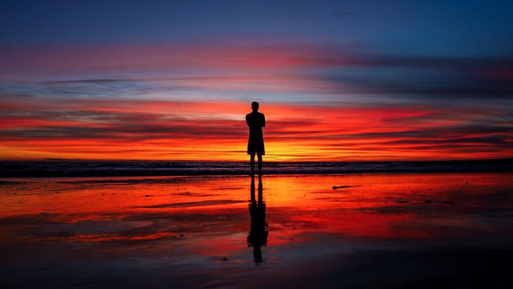 夕阳下孤独背影