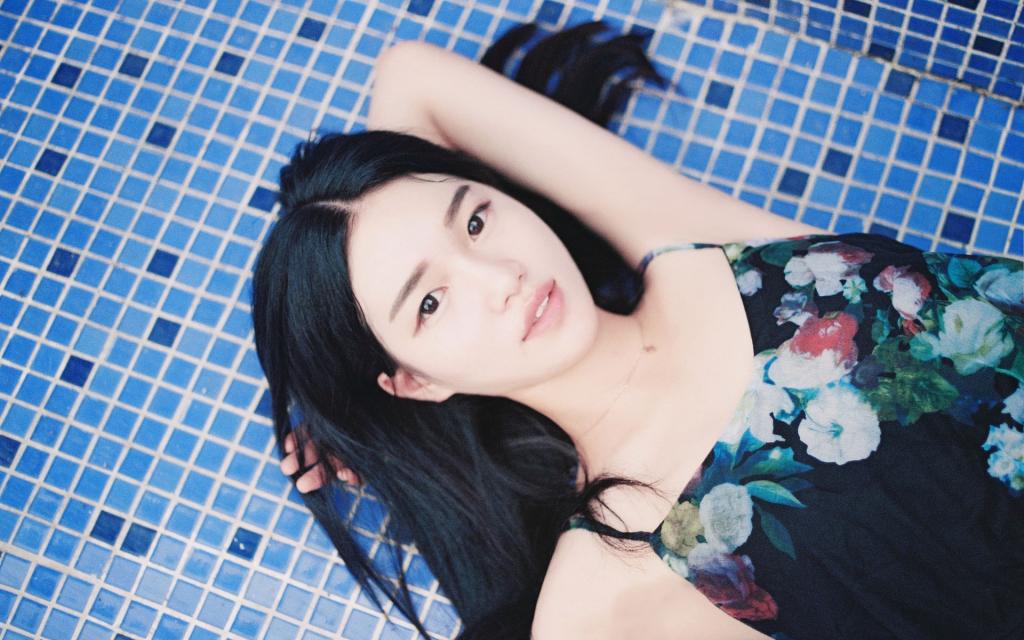 久松郁实户外泳池写真