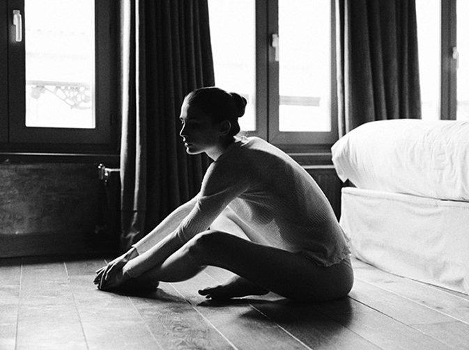 空房间里的静谧人体艺术像