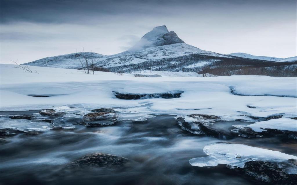巍峨壮观的优美雪山风景