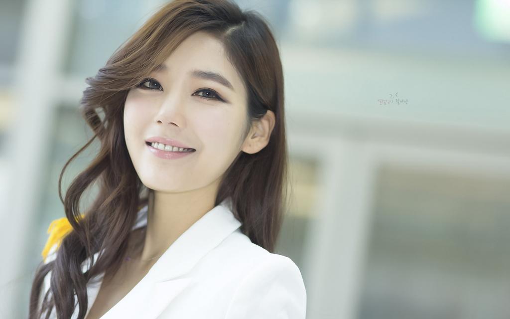 韩国美女车模与古董车