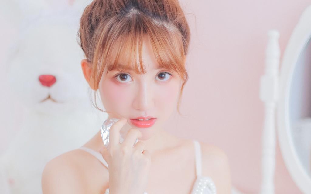 清新白嫩露背吊带美女