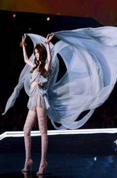 超模何穗仙女维密舞台