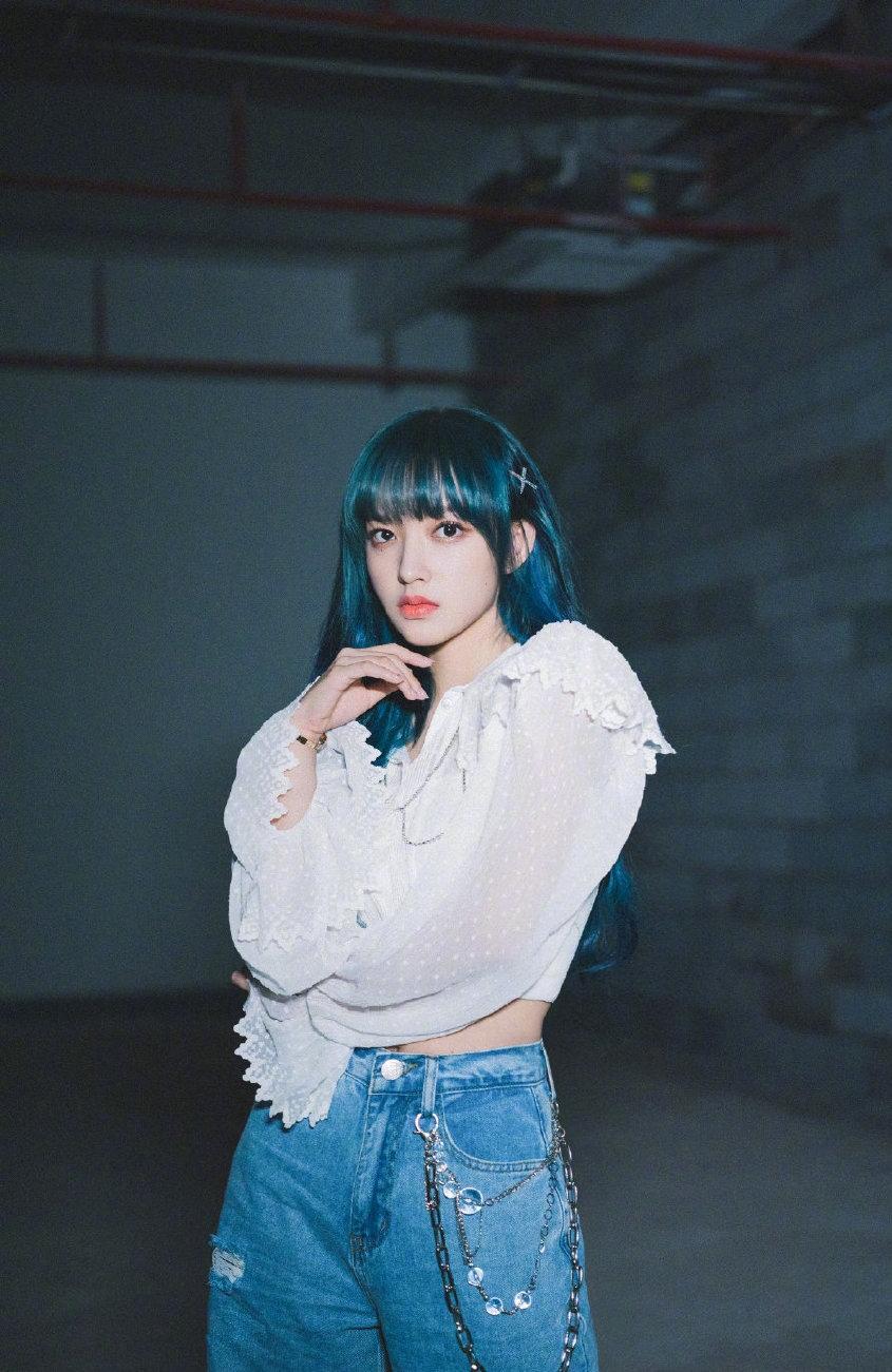 程潇蓝发酷飒个性潮流时尚写真