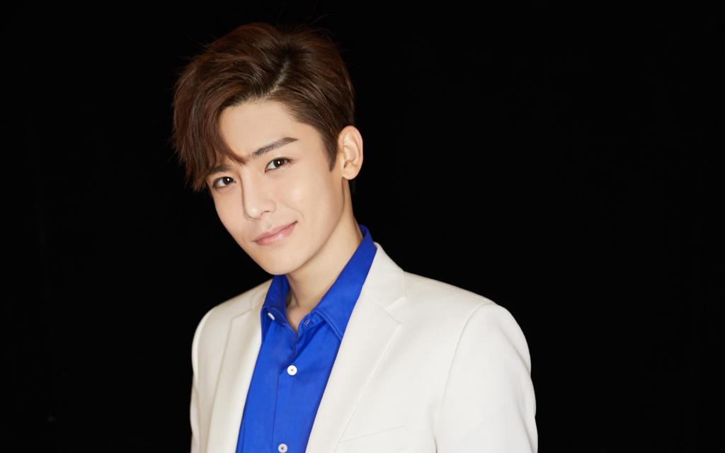 侯明昊帅气西装写真