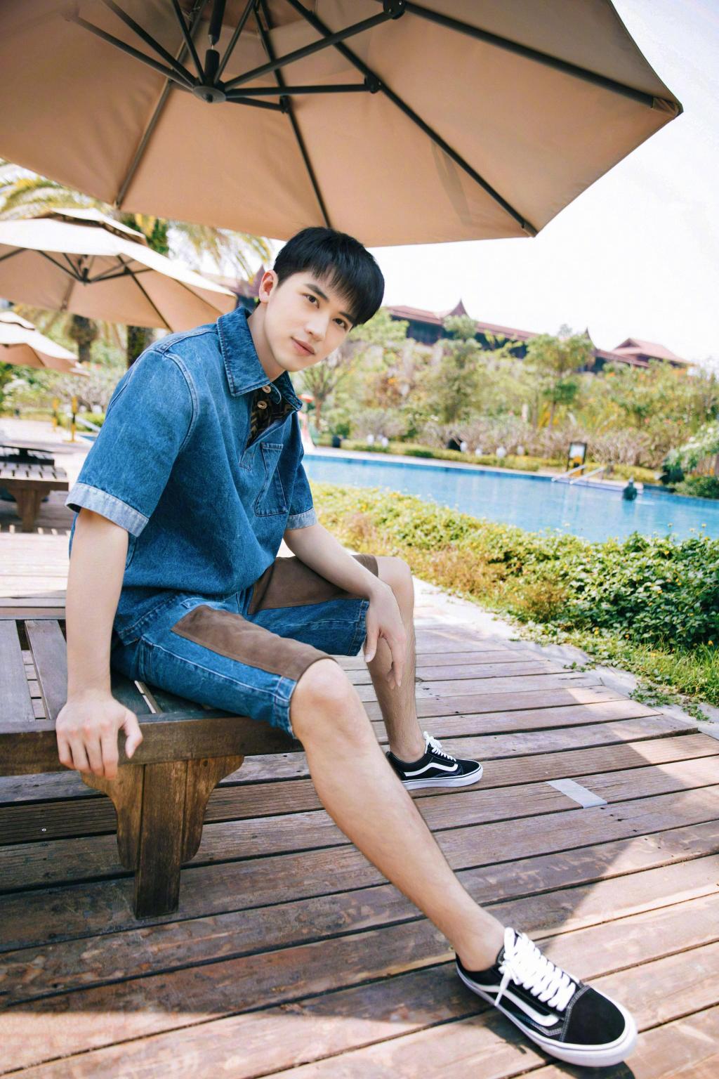 许魏洲牛仔休闲风潮流帅气写真