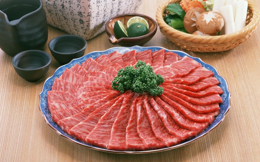 餐桌上的雪花牛肉图片