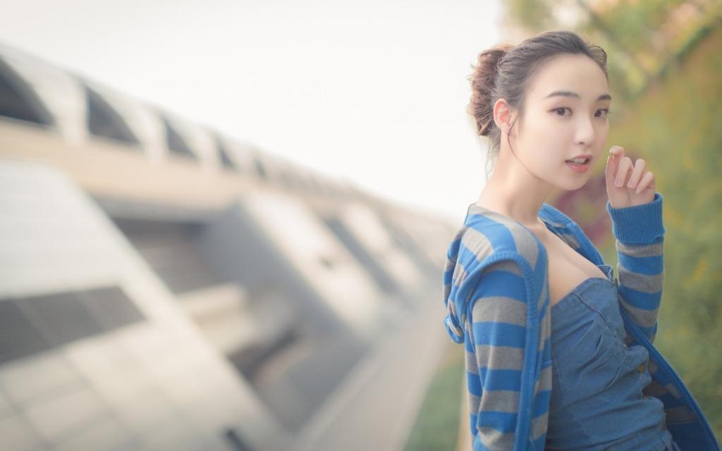 甜美美女野外写真