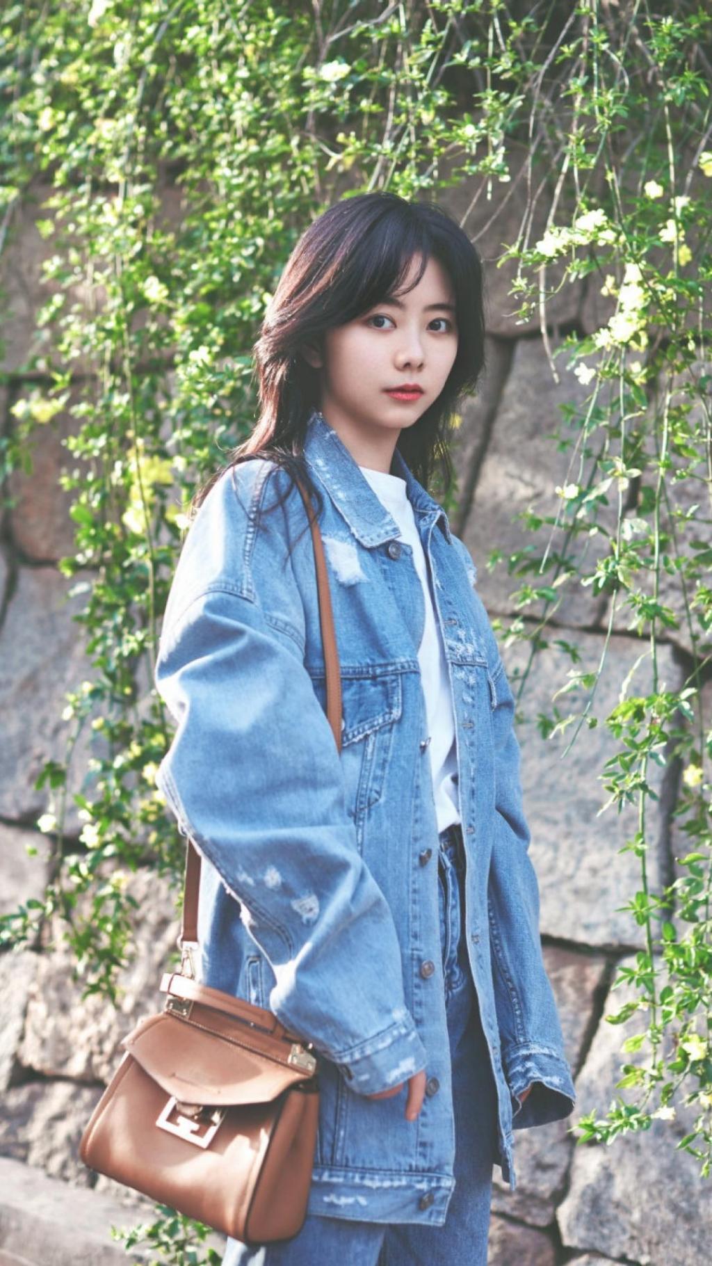 休闲时尚女神谭松韵牛仔迷人户外街拍