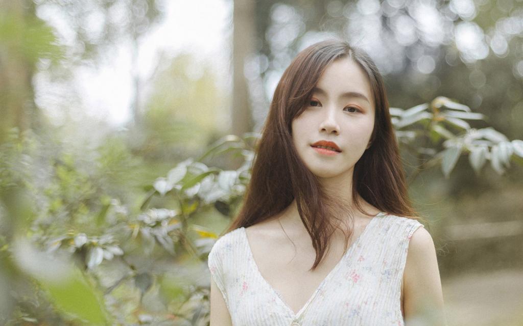 乌黑亮丽的长发美女