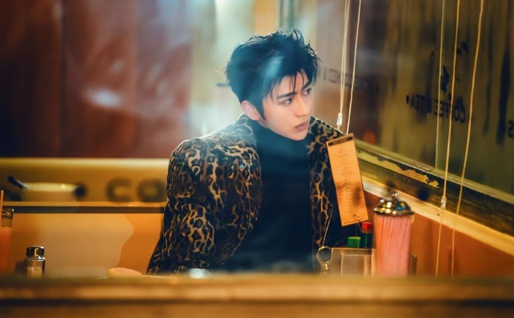 魅力时尚的蔡徐坤