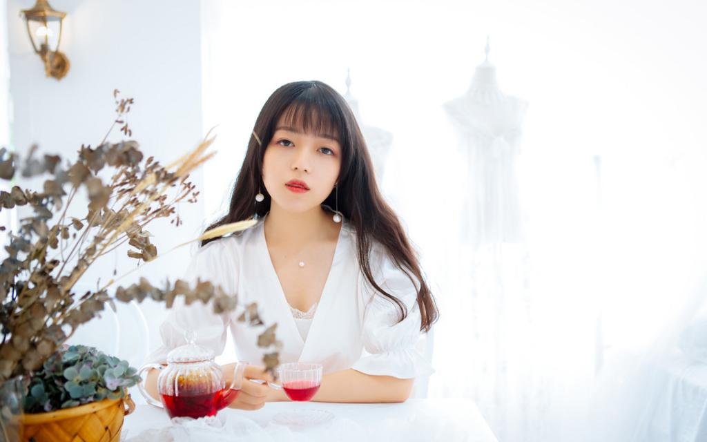 乌黑亮丽的长发美女