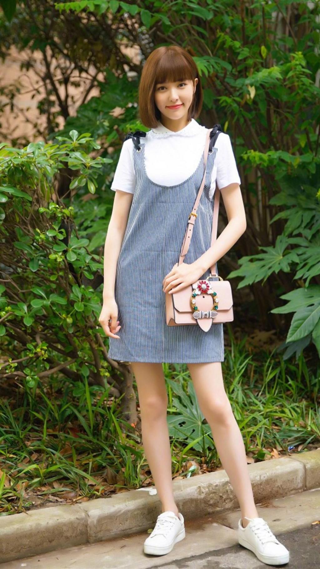 唐嫣短发俏丽街拍