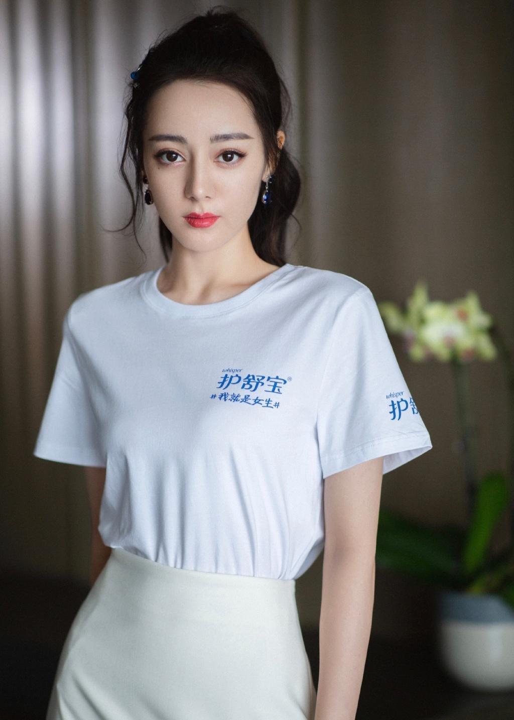 迪丽热巴青春活力俏皮写真