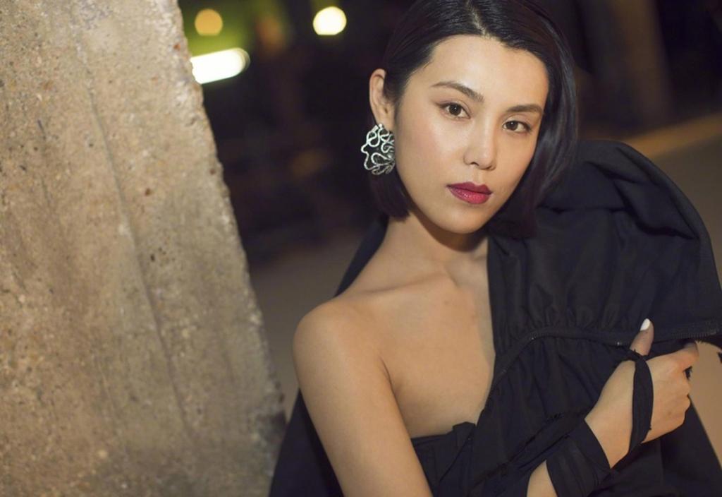 韩丹彤冷艳性感巴黎时装周