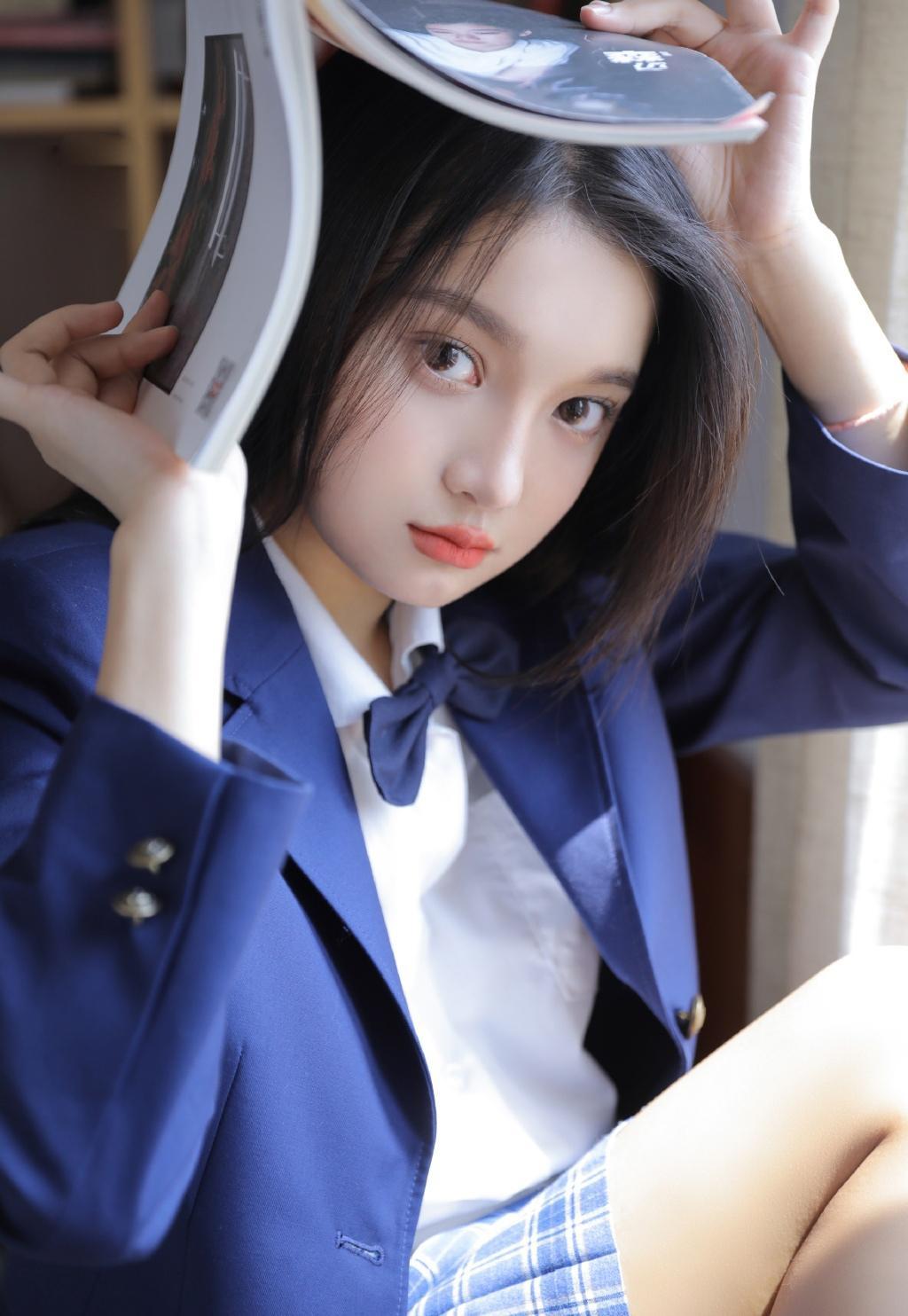 纯情校花白皙甜美制服写真