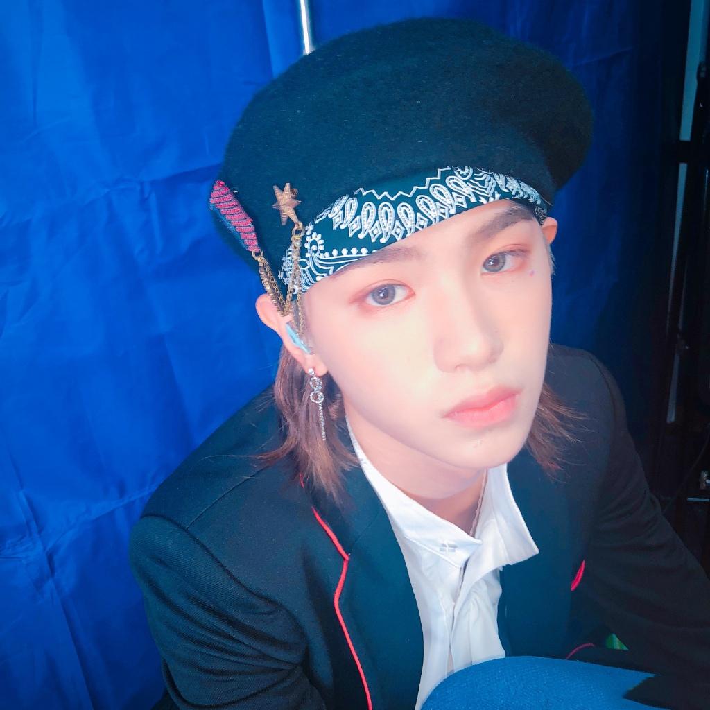 时尚帅气的黄明昊