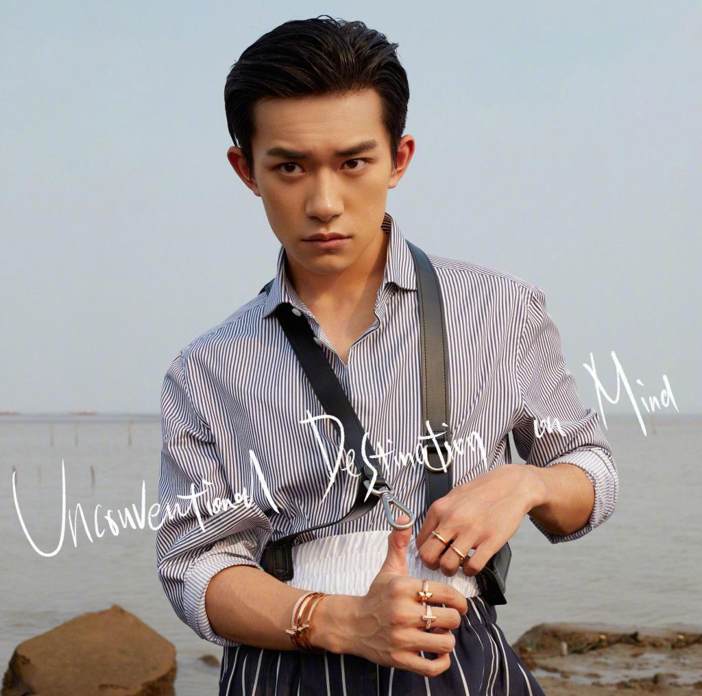 帅气型男易烊千玺最新成熟迷人造型