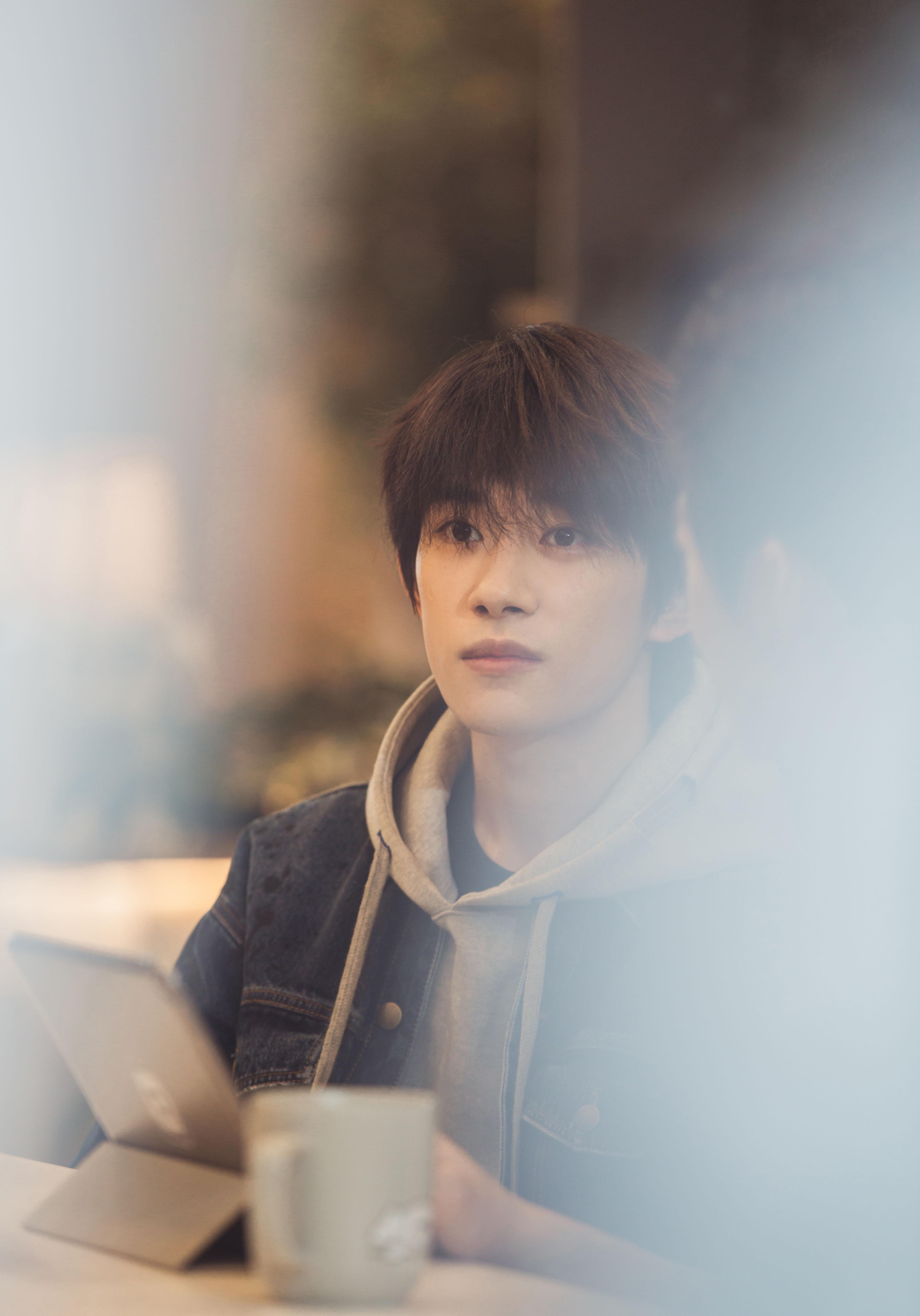 温暖的少年易烊千玺脏脏牛仔衣写真