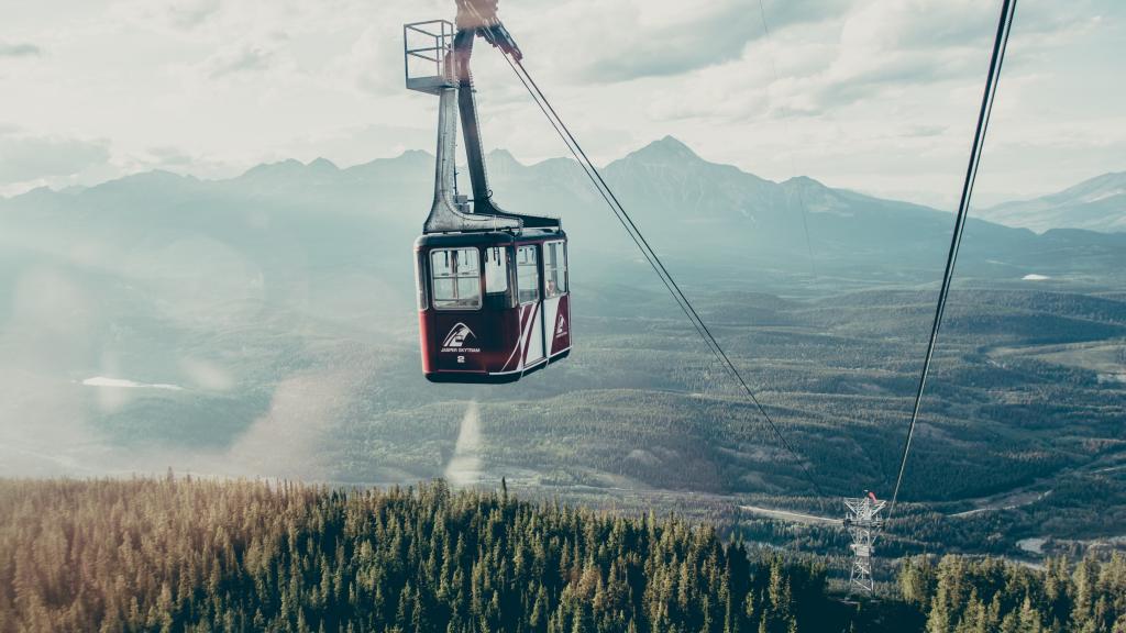 一条索道上高悬