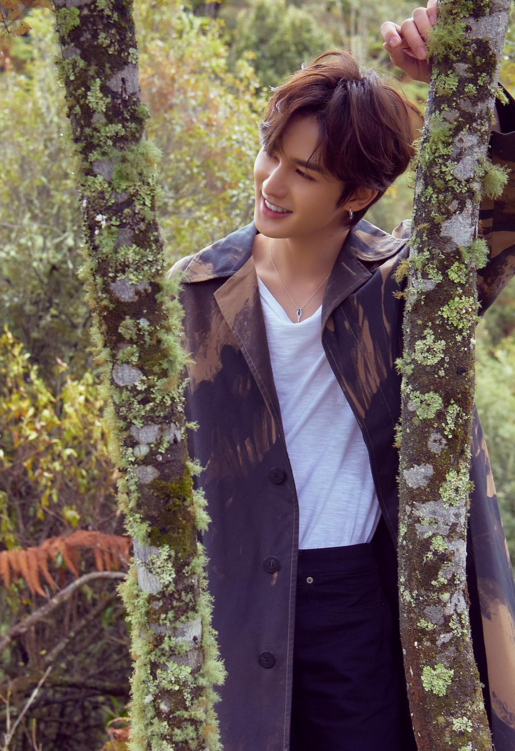 朱正廷扎染风衣写真