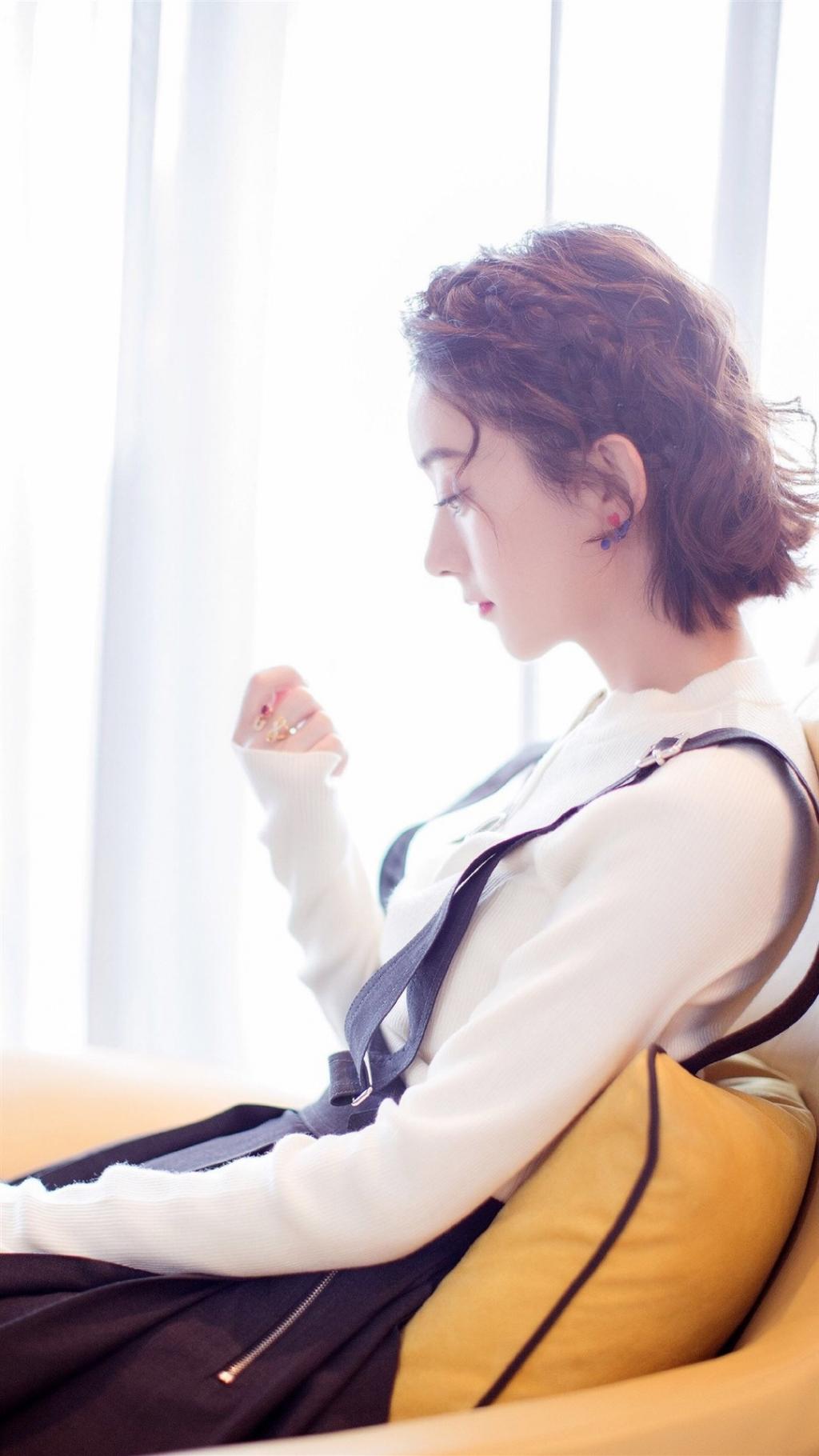 赵丽颖清新卷发室内甜美写真