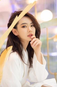 时尚御姐戚薇美丽动人写真