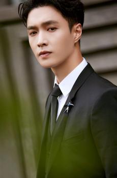 张艺兴帅气黑色西装街拍迷人写真-3