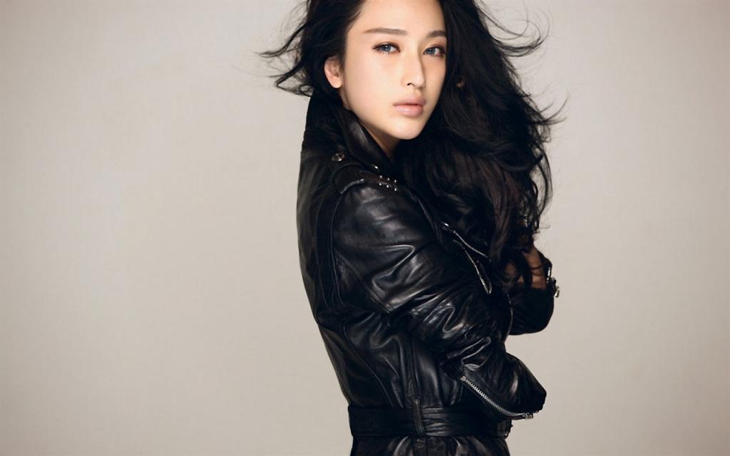 张俪吊带长裙性感写真