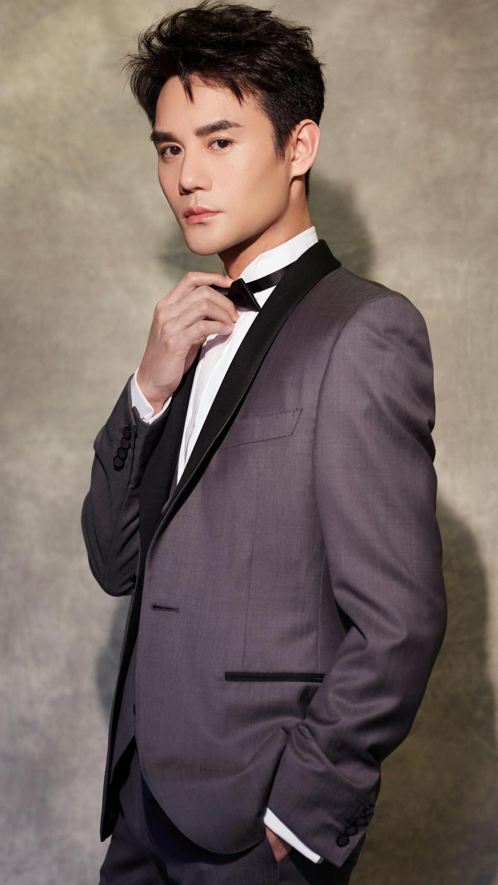 王凯灰色礼服魅力写真