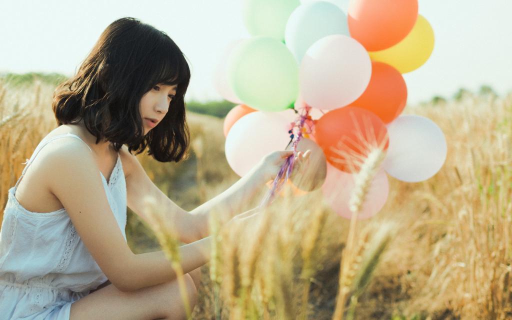 麦田里清纯可爱的短发女孩