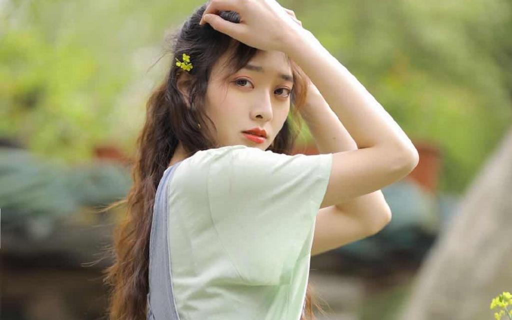 元气卷发少女甜美可爱精致白嫩迷人写真