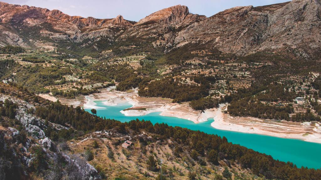 蓝得深沉的湖泊