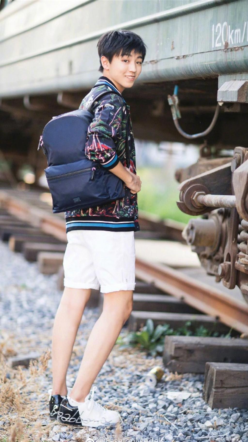 王俊凯时尚街拍