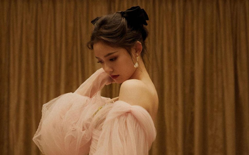 林允粉纱裙优雅性感写真