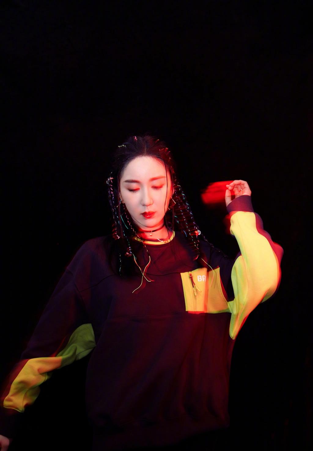 光影下的娄艺潇时尚个性写真