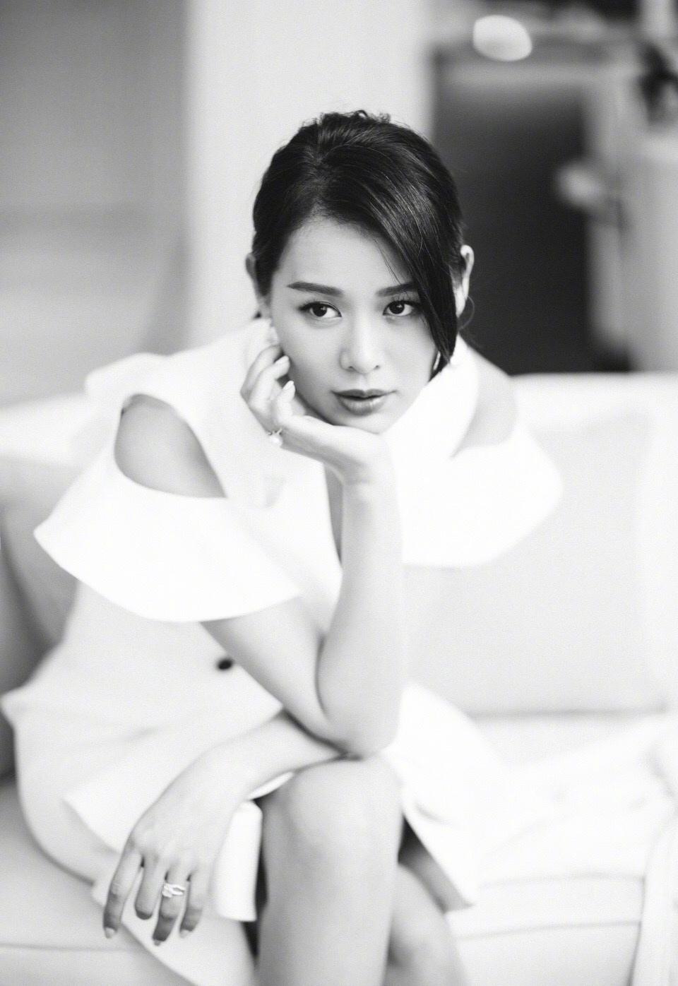 胡杏儿黑白时尚性感迷人写真