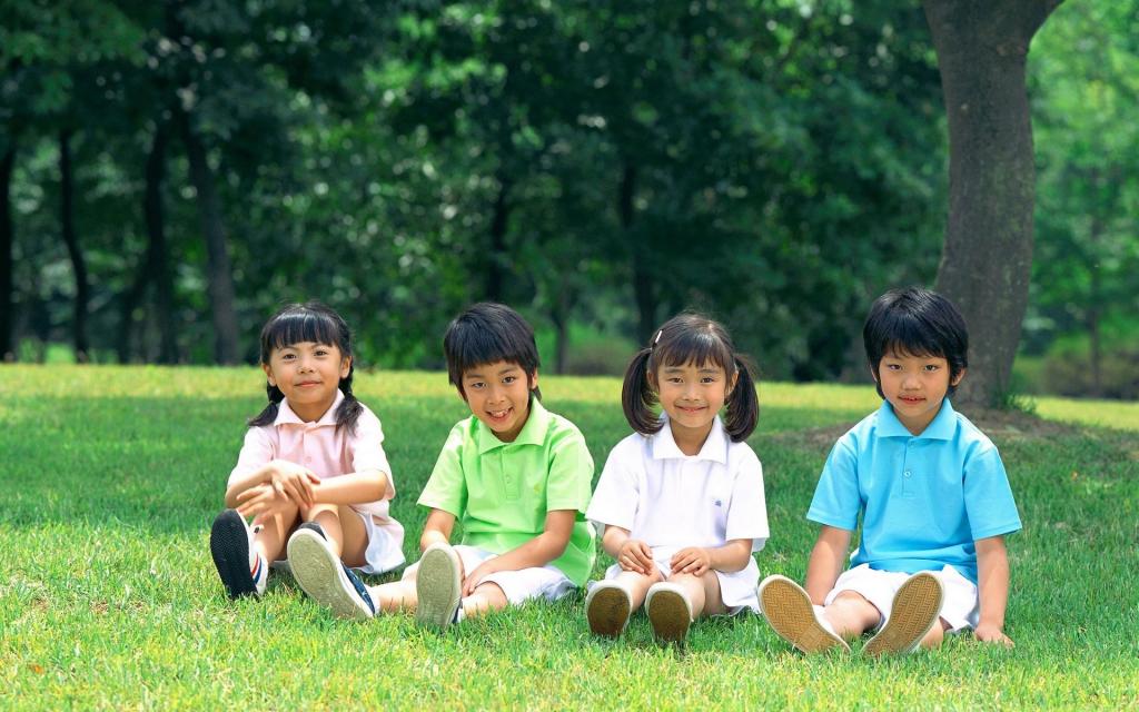 快乐儿童草地摄影