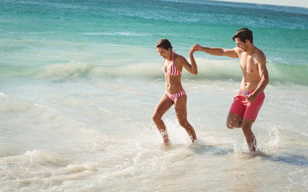 情侣夫妻海边度假旅行写真