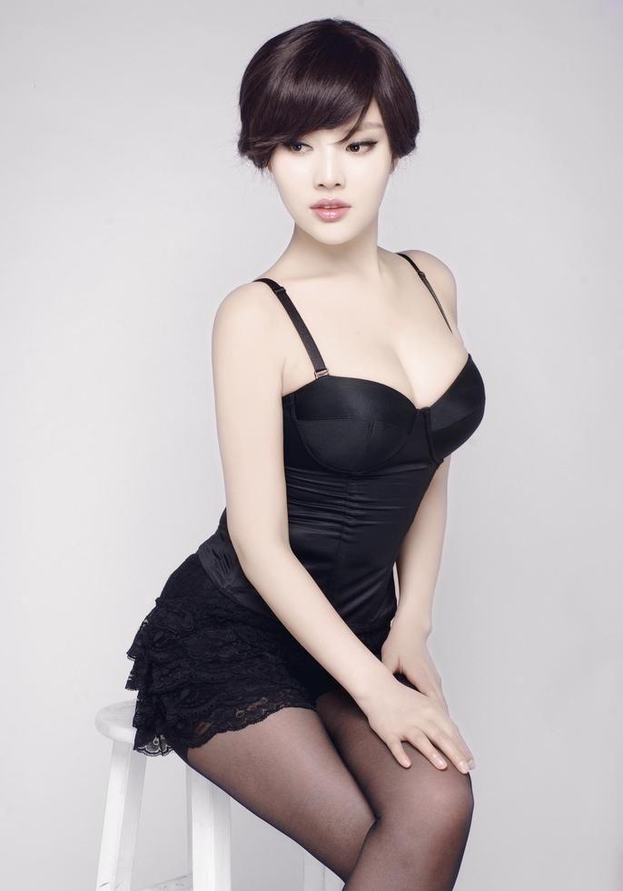 大嫂徐冬冬傲人双峰迷人曲线性感写真