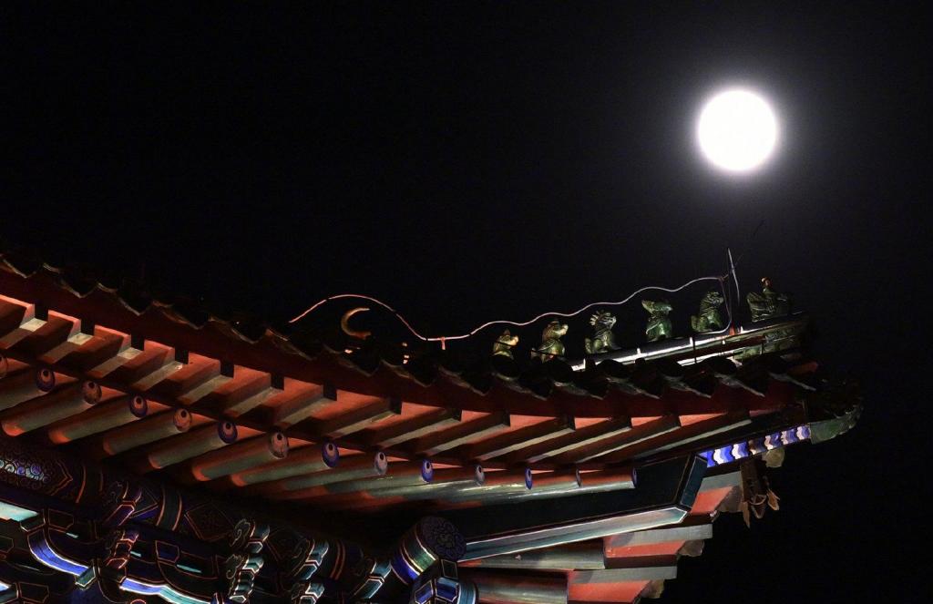 迷人的超级圆月风光