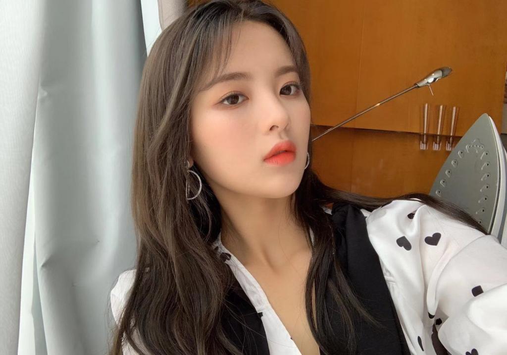 杨超越时尚休闲写真