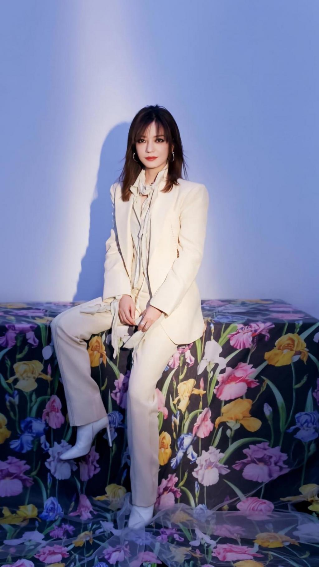 赵薇知性优雅气质写真