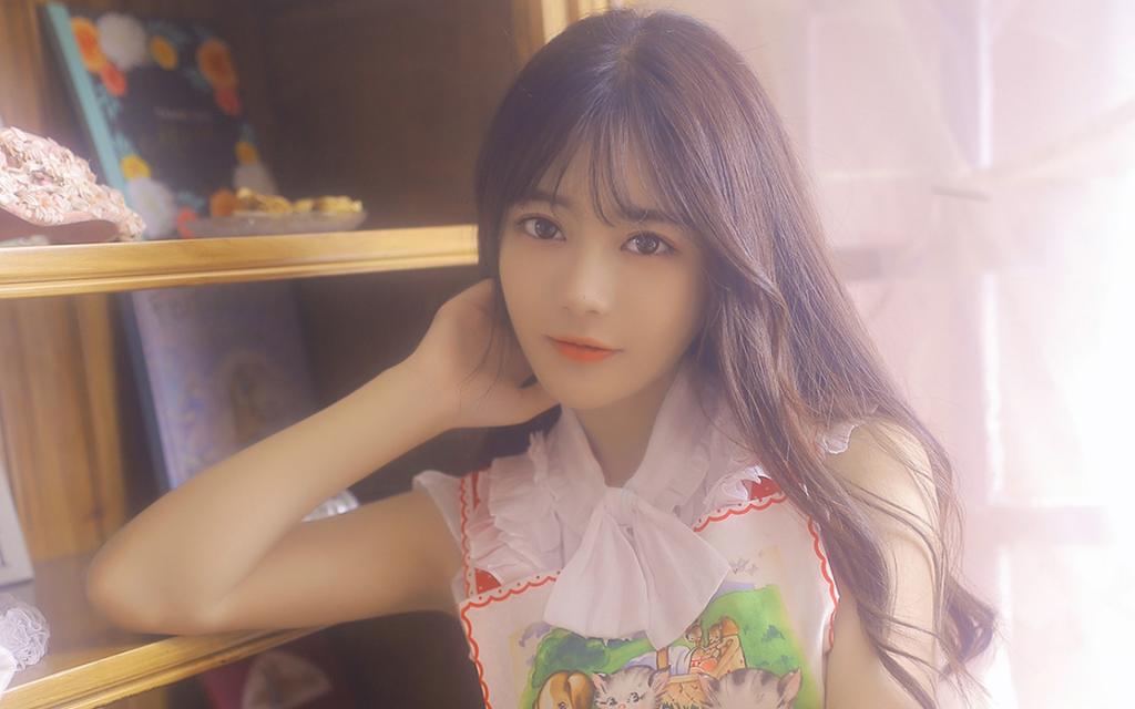 气质美女性感制服迷人写真